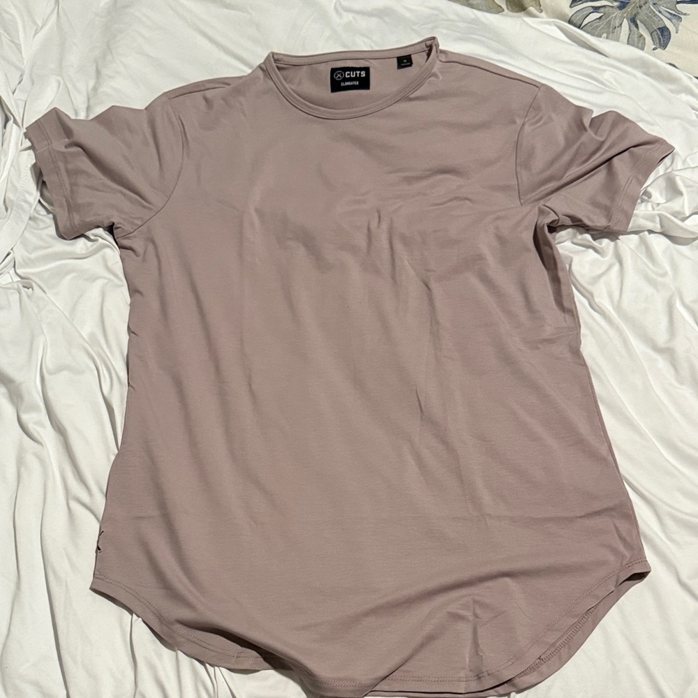 Cuts AO Elongated Tee